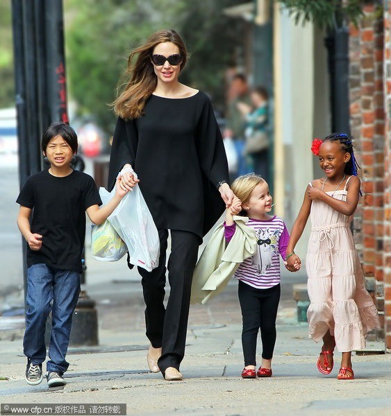 Angelina Jolie dẫn các bé Pax Thien, Vivienne Jolie-Pitt, và Zahara tới 1 cửa hàng ở New Orleans, LA. Bọn trẻ và Angelina đều rất vui, đặc biệt sau khi mua được một vài tờ báo, khoai tây chiên và kẹo mang về nhà.